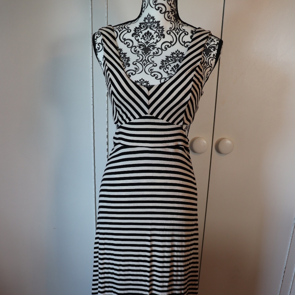 Maxidress with back cutout
